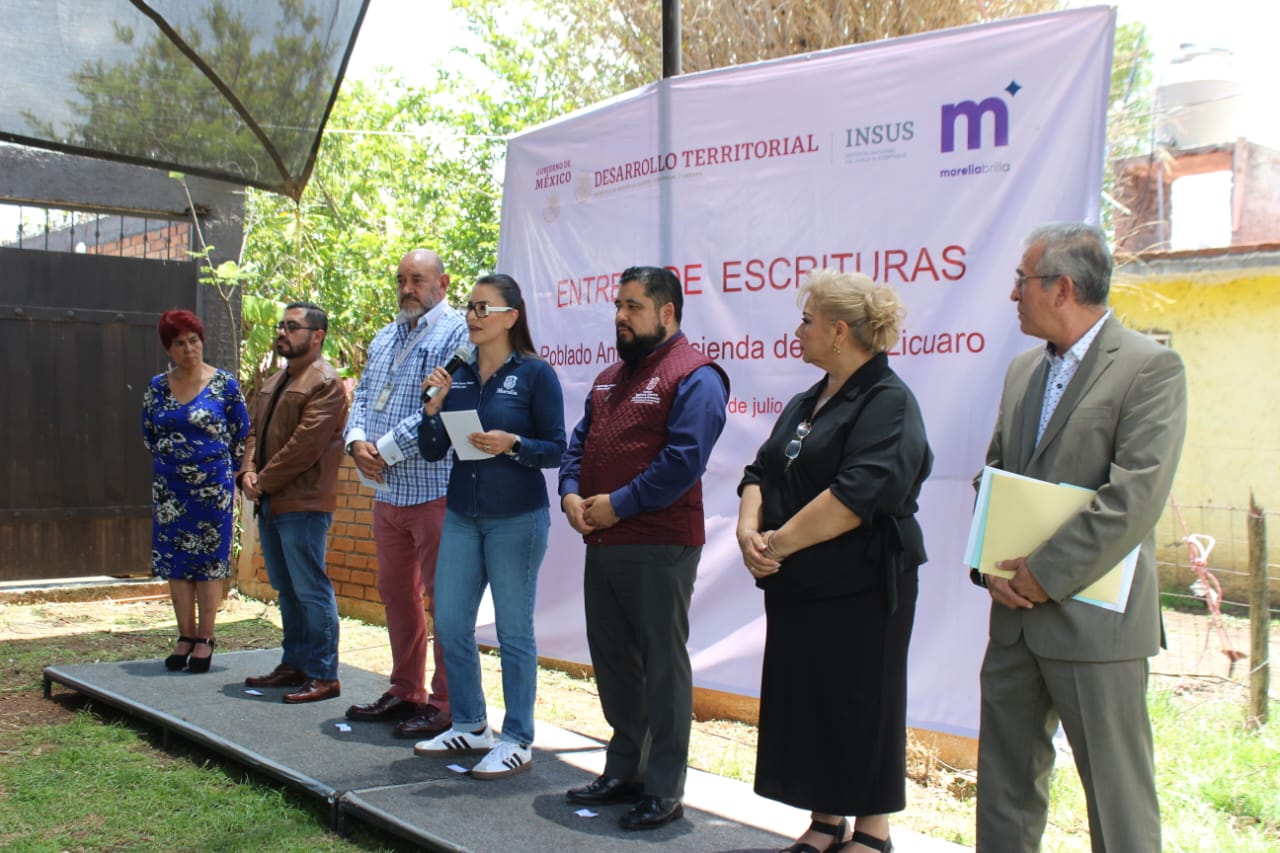 Realizan entrega de escrituras en colonia ex hacienda Itzicuaro