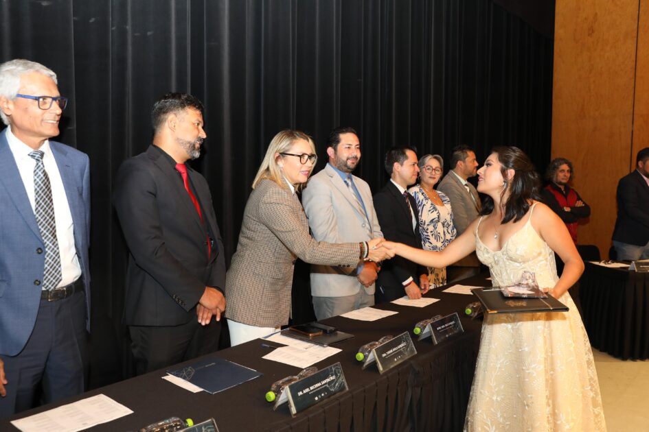 Convoca rectora a egresadas y egresados de Arquitectura a seguir preparándose, elevar la competitividad y a fomentar valores