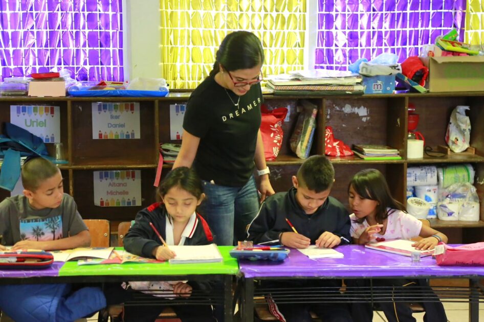 Más de 50 mil maestros llevan el aprendizaje a escuelas michoacanas