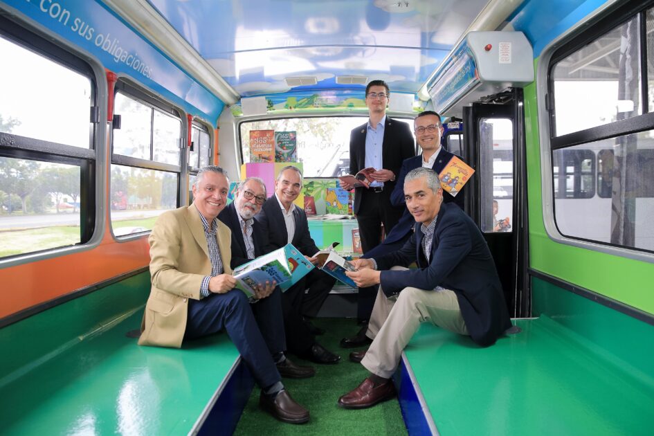 Mercedes Benz dona autobús al Gobierno de Michoacán para ludo biblioteca