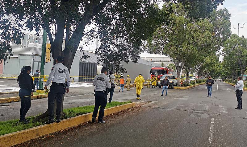 PELIGRO. Policía Morelia, Bomberos y Protección Civil Municipal controlan fuga de ácido en embotelladora de Calzada La Huerta