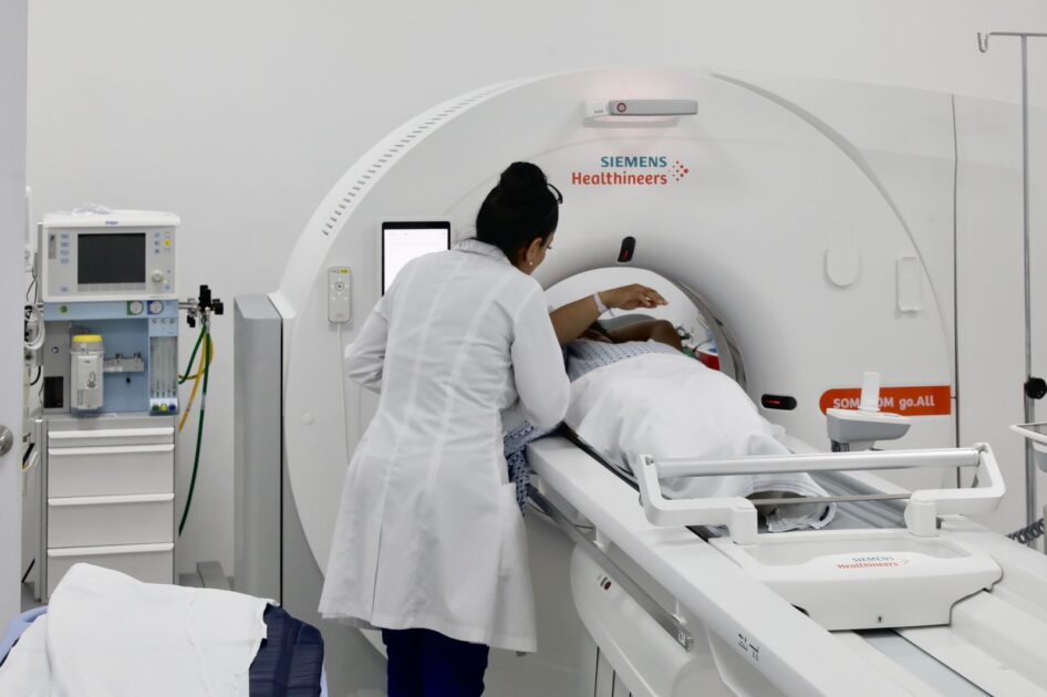 Hospital del IMSS en Uruapan cuenta con tomógrafo de alta tecnología: Bedolla