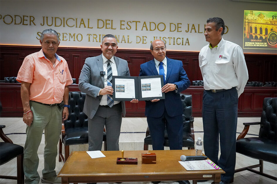 Magistrados presidentes de los Poderes Judiciales de Michoacán y Jalisco, cancelan sello postal por los 200 años del PJM  