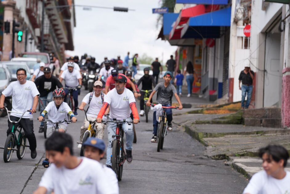 Jóvenes de Uruapan realizan rodada en apoyo al Teleférico