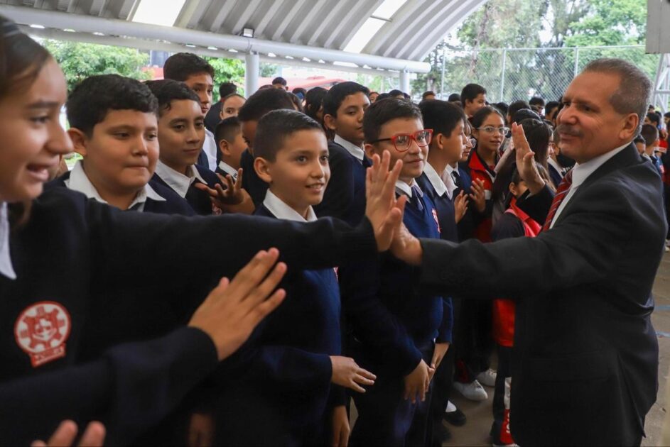 Llegan tenis para más de 33 mil estudiantes de Morelia y Cuitzeo