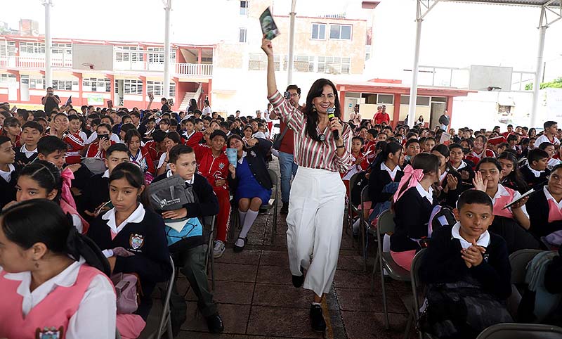 SEE entrega tenis para más de 6 mil 300 alumnos de la región La Piedad