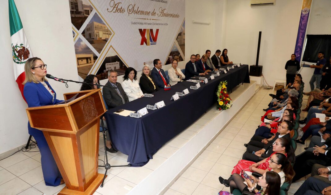 Rectora llama a estudiantes a ser ejemplo de las siguientes generaciones