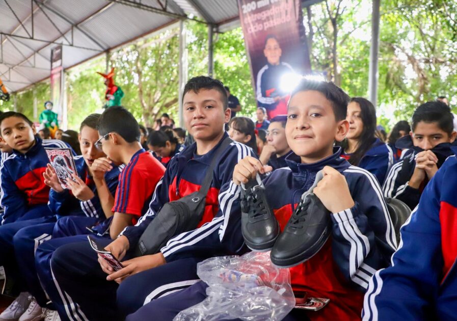 Avanza ciclo escolar con entrega de tenis para más de mil 600 escuelas