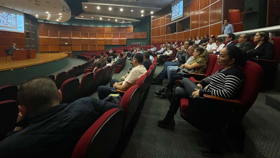 Jorge Reséndiz dialoga sobre la reforma con jueces y juezas de todo el estado