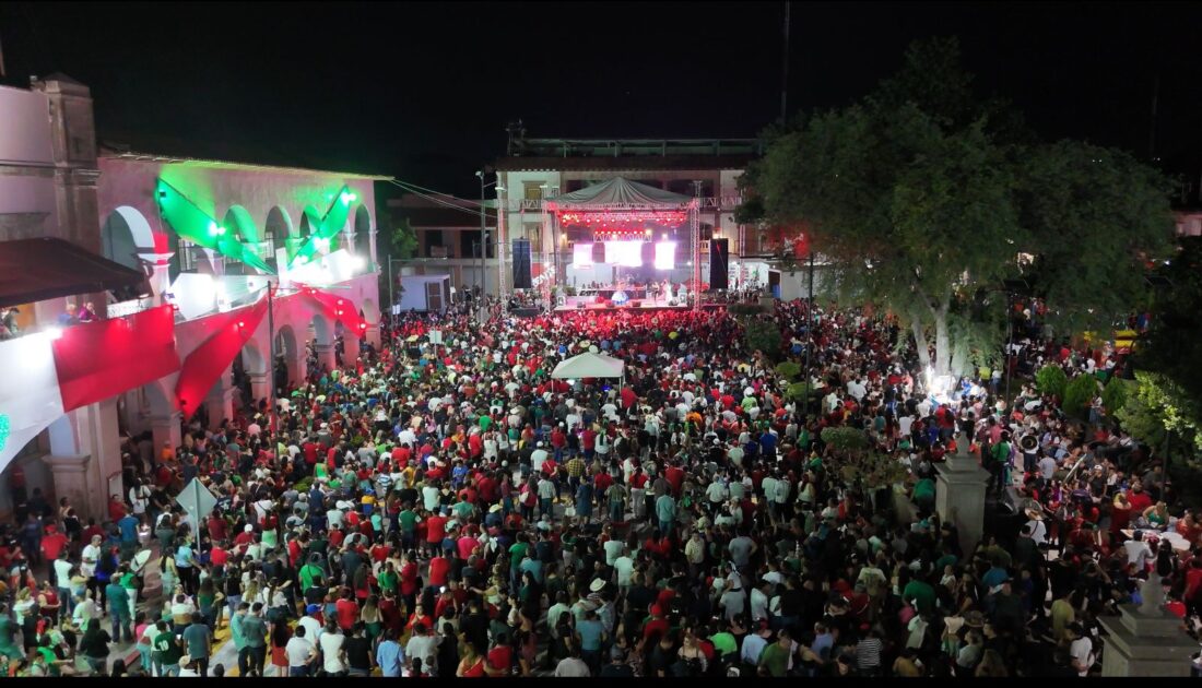Grito de independencia en Apatzingán rompe récord en asistencia local 