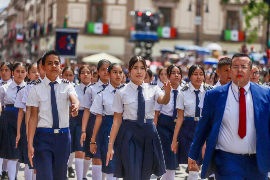 Desfilaron cerca de 4 mil estudiantes y docentes de secundaria, prepa y universidad: SEE