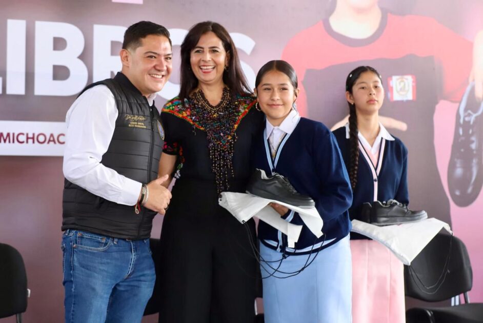 Cerca de 26 mil estudiantes de región Uruapan reciben sus tenis: SEE