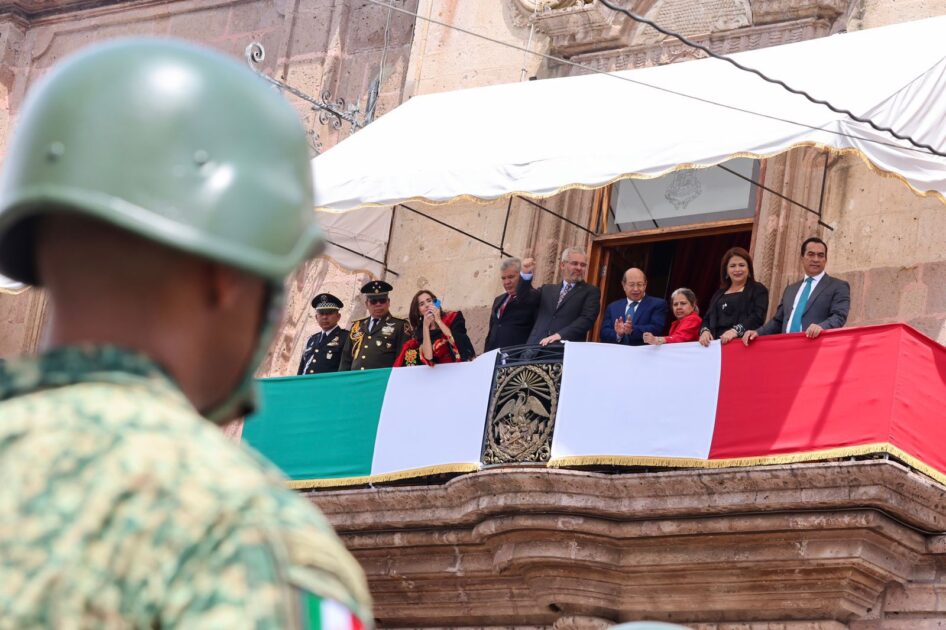 Presencia Bedolla desfile cívico militar por el 214 Aniversario de la Independencia de México