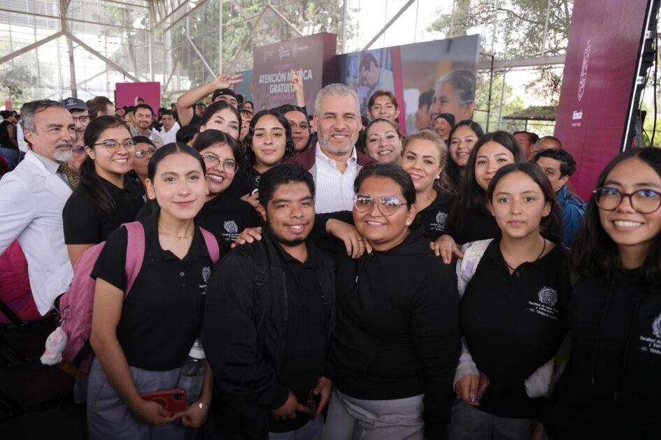 Entrega Bedolla apoyos económicos y médicos del programa Salud en tu Familia