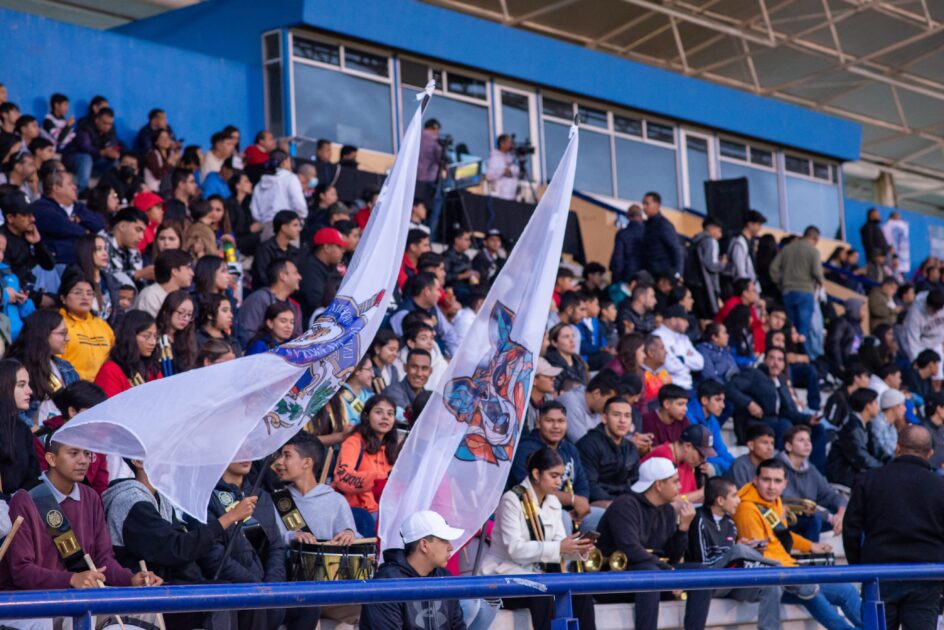 La afición de los Zorros de la UMSNH se dejó sentir en el Estadio Universitario
