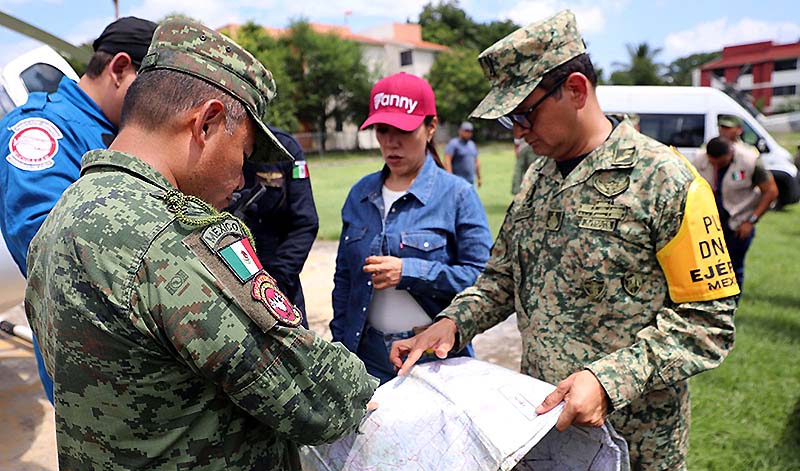 Tras huracán John, Fanny Arreola reparte víveres en comunidades más necesitadas