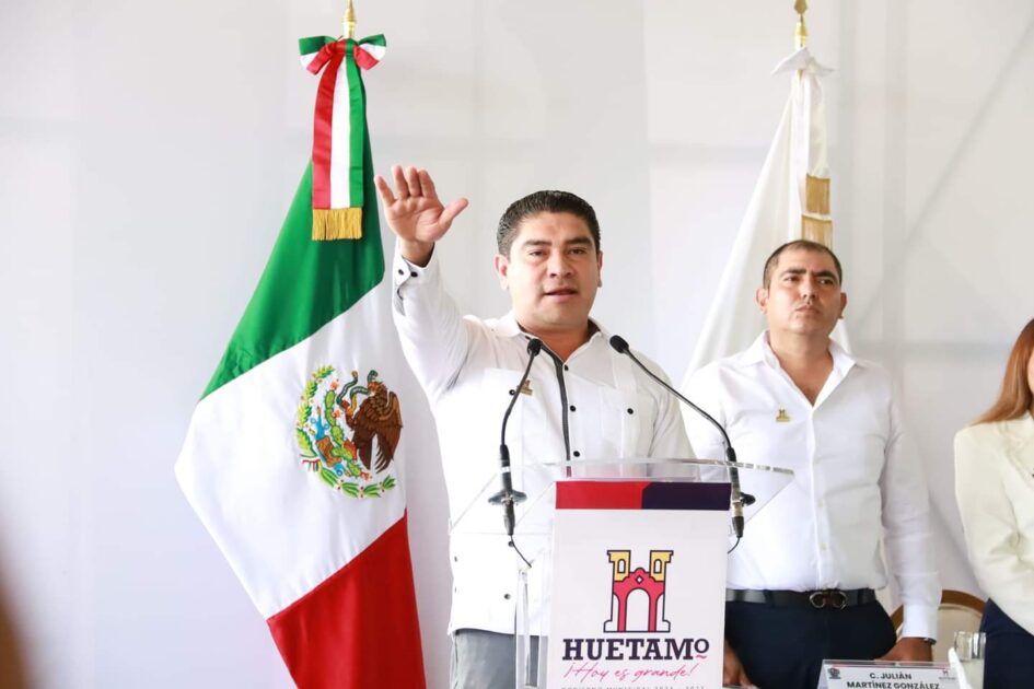 Asegura Pablo Varona más y mejores servicios que propicien ahorro y energía en Huetamo