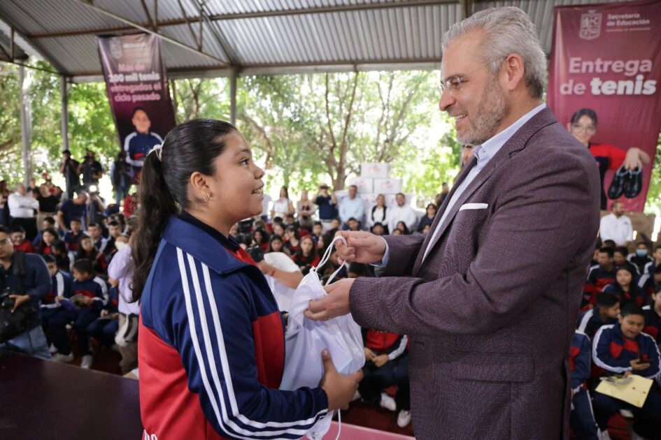 Para estudiantes de secundaria, 400 mil pares de tenis en el gobierno de Bedolla