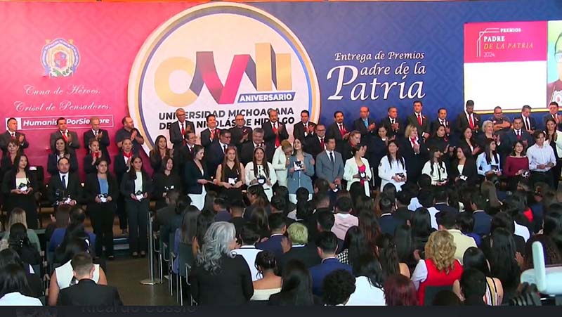 Entregan premio “Padre de la Patria 2024” a alumnos excelentes académicamente