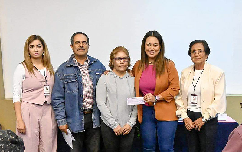 Mónica Valdez entrega apoyos a mujeres con cáncer de Zacapu