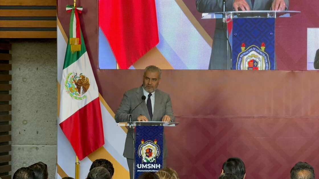 Ovacionan al gobernador Ramírez Bedolla por apoyo a la UMSNH