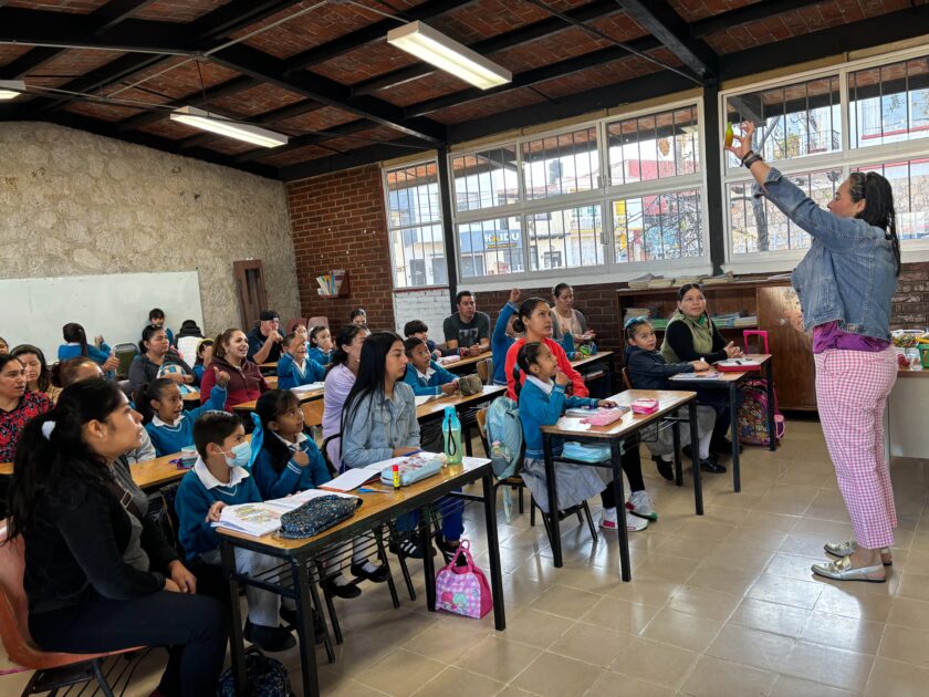 Enseñanza del inglés en escuelas ayuda a unir a la comunidad: maestra galardonada