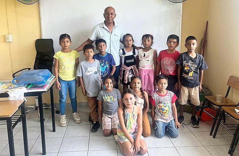 ¡GENIAL! Misael Grajales, el maestro que impulsa el aprendizaje con actos de magia