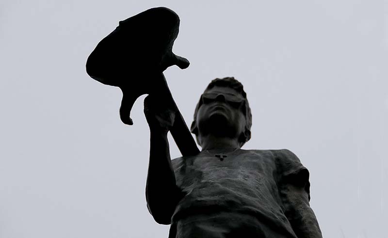 Una estatua honra a Davide Lo Surdo