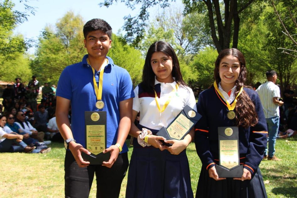 Ganaron estudiantes del Cecytem 74 medallas en 2024