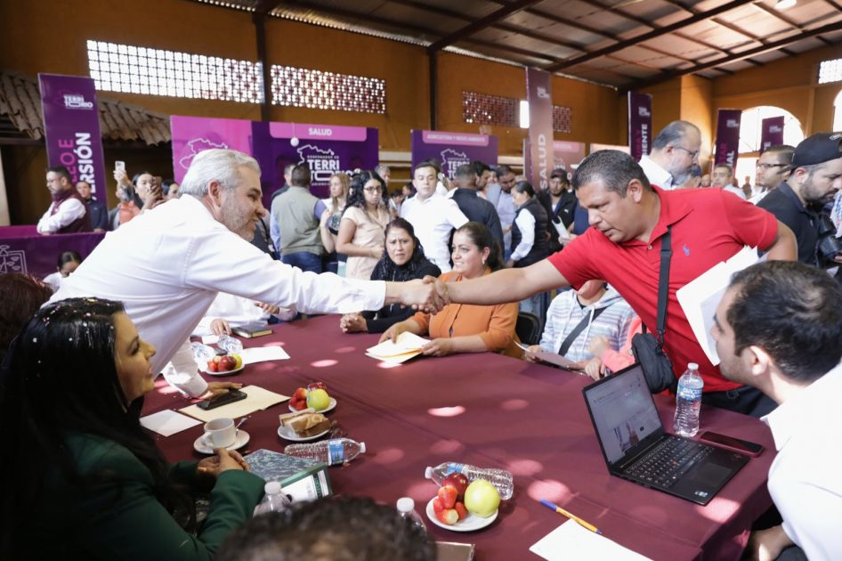 Bedolla realiza audiencia pública y entrega obra en Tingüindín