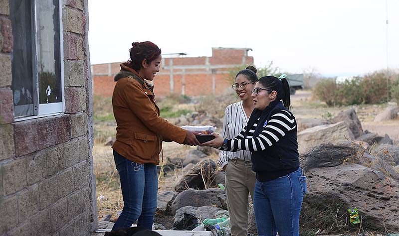 Entrega Vanhe Caratachea cenas a las Familias Piedadenses