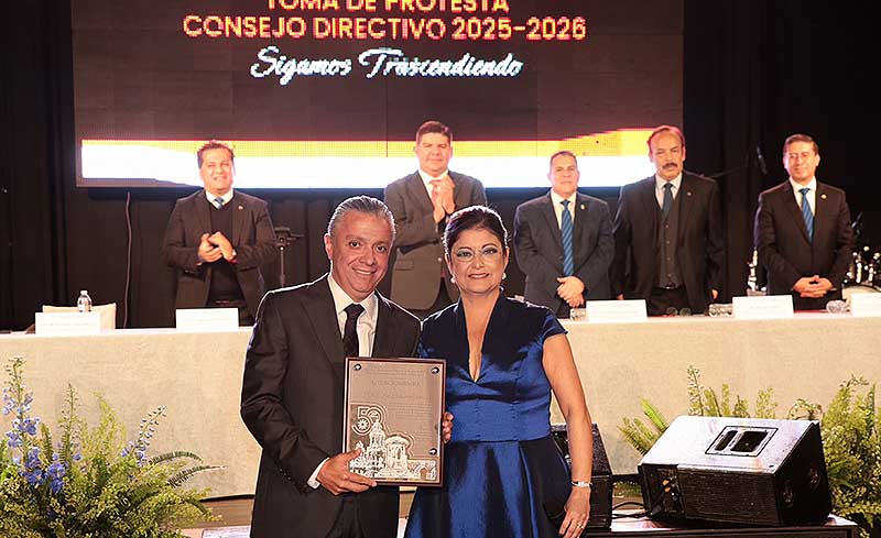 Recibe Luis Navarro García, reconocimiento del Colegio de Contadores Públicos de Michoacán