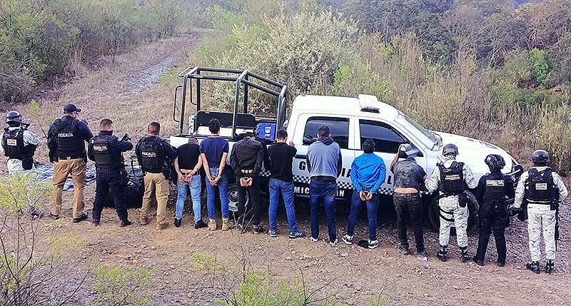 Detenido líder delincuencial y 6 cómplices con armas, droga y vehículos, en Pátzcuaro: SSP