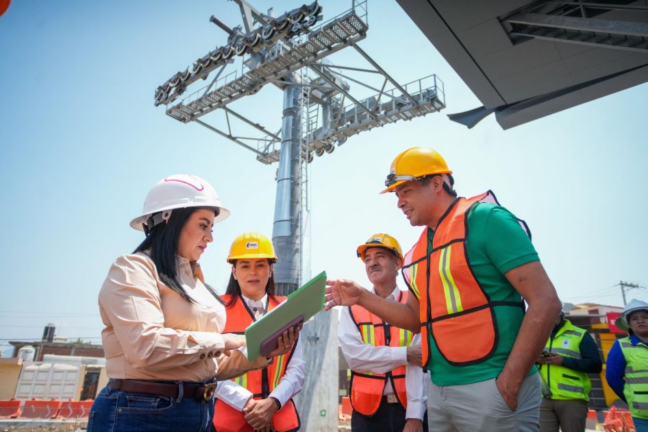 Gladyz Butanda y empresarios supervisan estaciones del teleférico de Uruapan