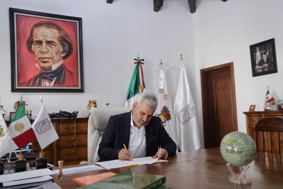 Firma Bedolla decreto que prohíbe espectáculos públicos que promuevan la apología del delito