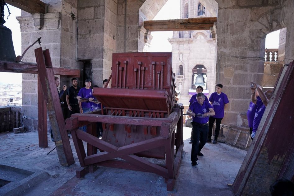 Entre el silencio y la tradición se desarrolla la Archicofradía de Matraqueros y Campaneros de Catedral