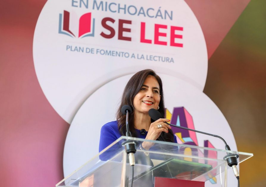 SEE lleva 450 mil libros y talleres a escuelas de Michoacán