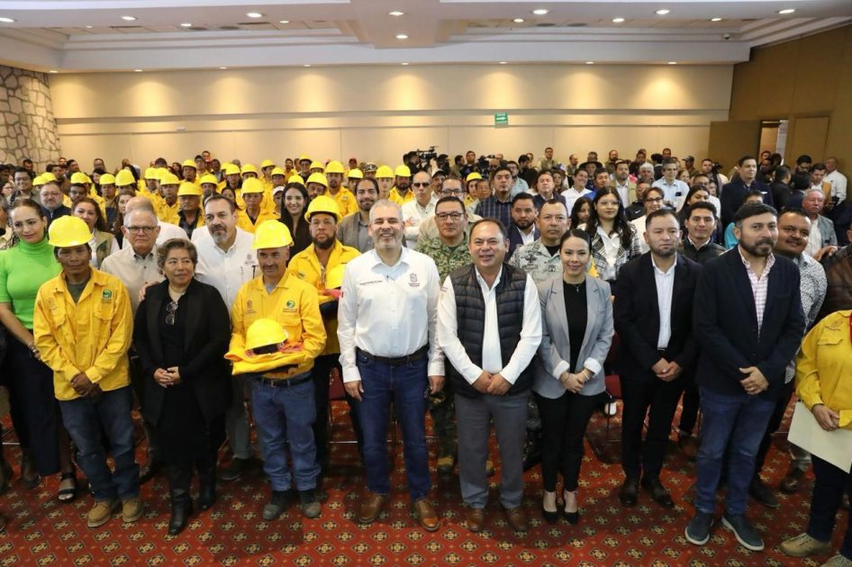 Extinguen brigadistas 4 de 13 incendios forestales en Michoacán