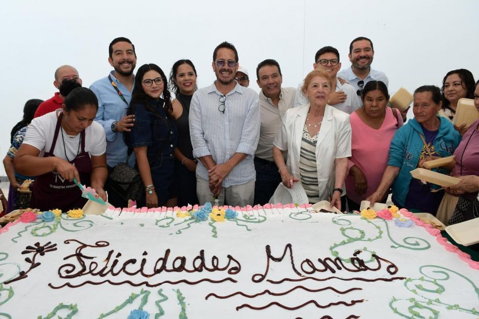 Dulce festejo para mamá en el Festival de Origen; parten pastel monumental