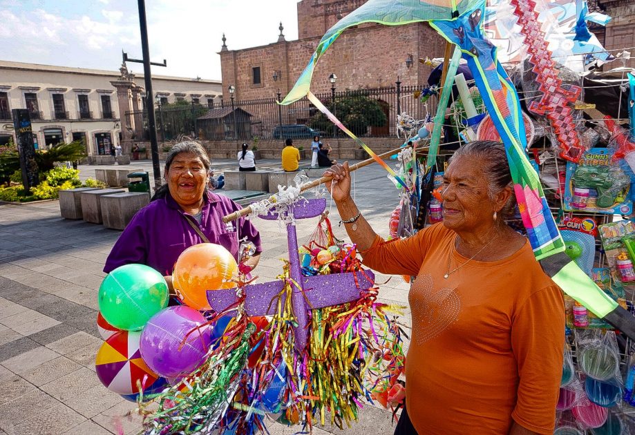 HISTORIAS. Una vida entre globos: La historia de la familia Calvillo Bautista en el Centro Histórico de Morelia