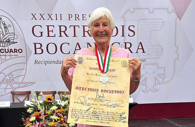 Julio Arreola entrega la XXXII Presea Gertrudis Bocanegra a la Dra. Ilse Brunner