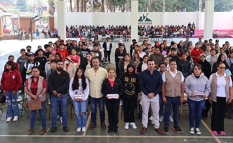 Julio Arreola encabeza entrega de becas Benito Juárez a jóvenes de Pátzcuaro