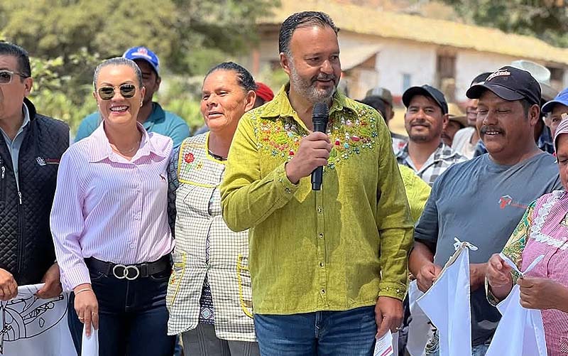 Julio Arreola da inicio a obra de agua potable en la Ex Hacienda de Charahuén