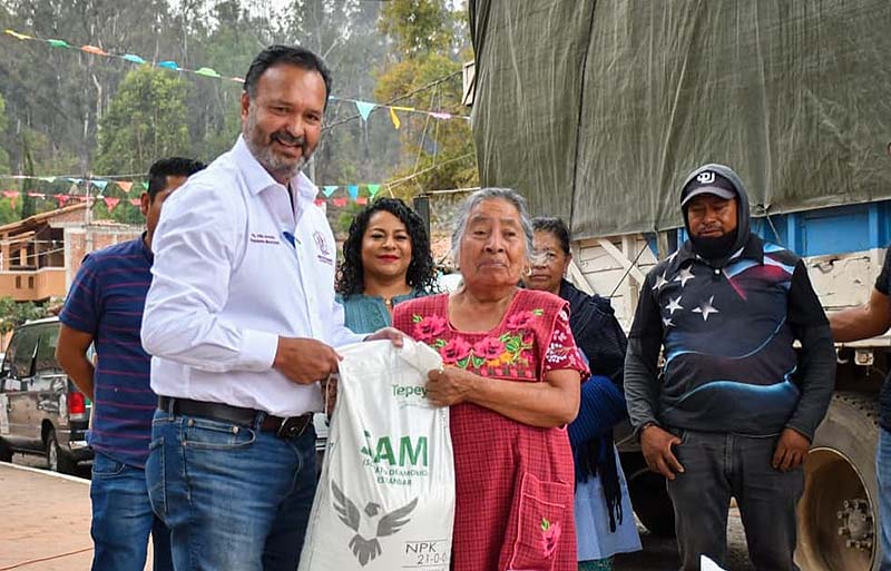 Julio Arreola reafirma su compromiso con el campo con la entrega del fertilizante en Tzurumútaro