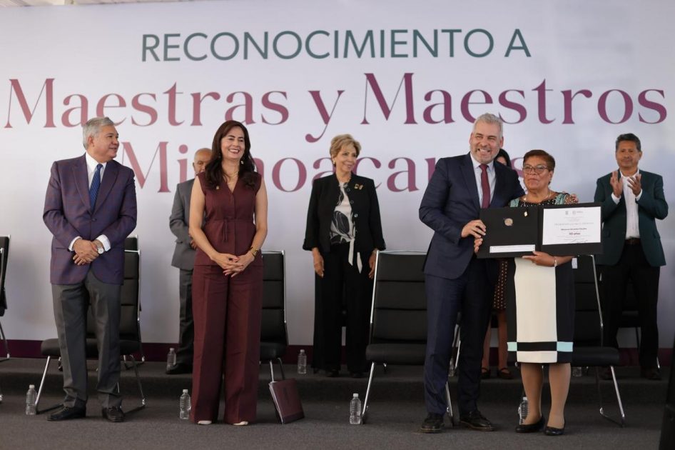 El corazón de Michoacán late de gratitud; reconoce Bedolla a mil 700 docentes por décadas de servicio