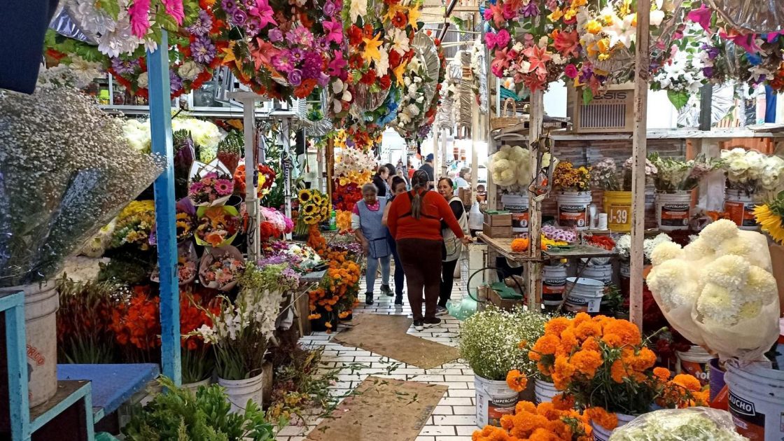 Mercados se preparan venta de artículos para regalar a mamá