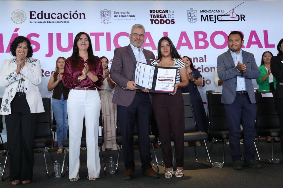 Ante 1,200 docentes, Bedolla arranca entrega de promociones a maestras y maestros