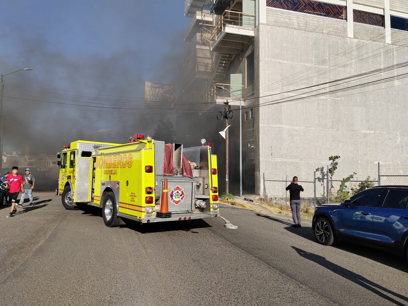 Atiende Bomberos Municipales y Policía Morelia incendio de vehículo en estacionamiento de gimnasio