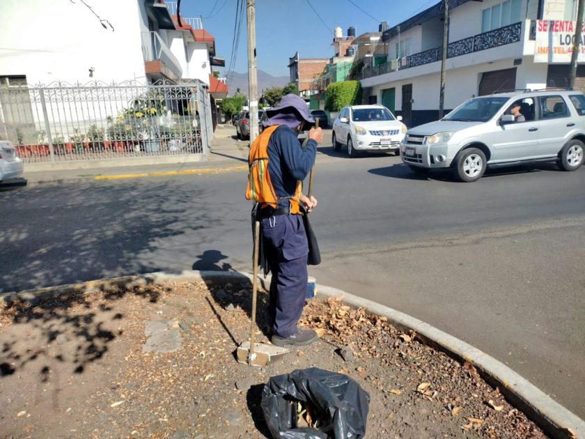 Brigadas de la Secretaría de Servicios Públicos intervienen camellones al Norte de Morelia