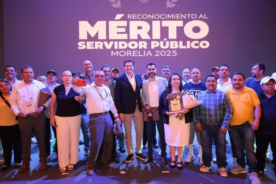 Premia gobierno de Alfonso Martínez a trabajadores destacados